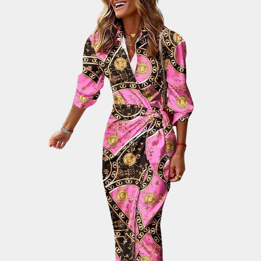 Vrouw in roze en zwart patroonjurk met lange mouwen, knoopdetail en riem. Modieuze dameskleding, elegant design, trendy outfit.