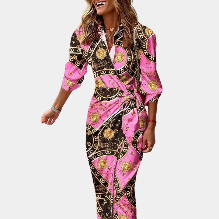 Vrouw in roze en zwart patroonjurk met lange mouwen, knoopdetail en riem. Modieuze dameskleding, elegant design, trendy outfit.