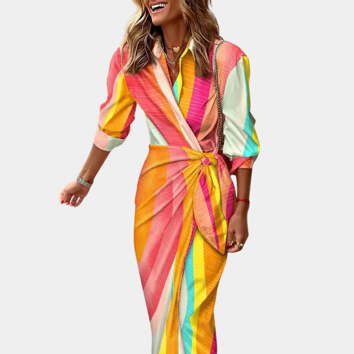 Vrouw in kleurrijke, gestreepte jurk met lange mouwen en knoopdetail, lachend en wandelend. Trendy damesmode, zomerjurk, casual stijl.