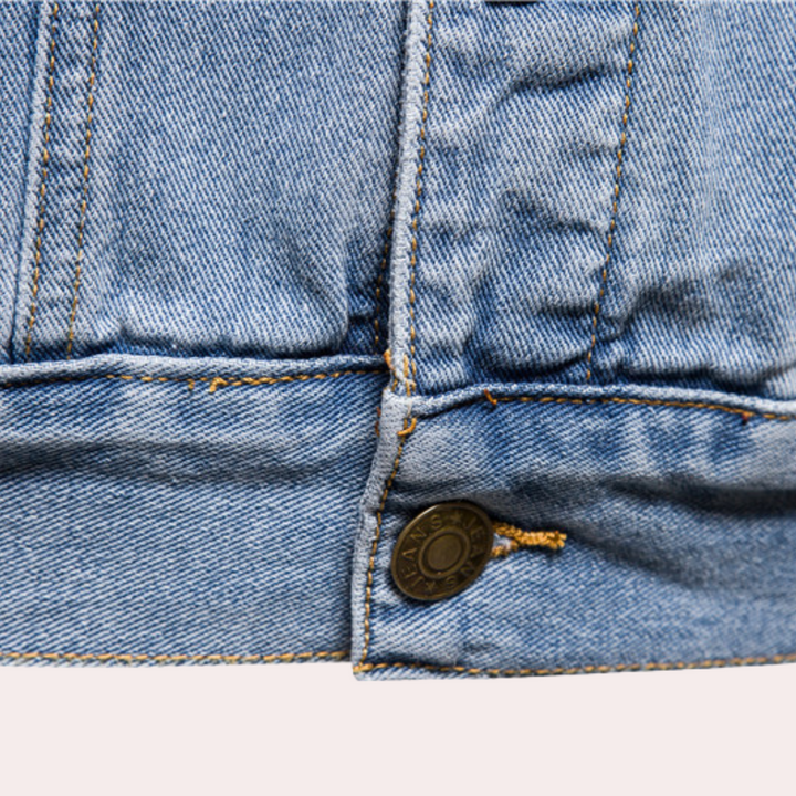 Blauwe denim jas close-up met metalen knoop en stiksels, modieuze spijkerjas details, casual kleding, hoogwaardige jeansstof.