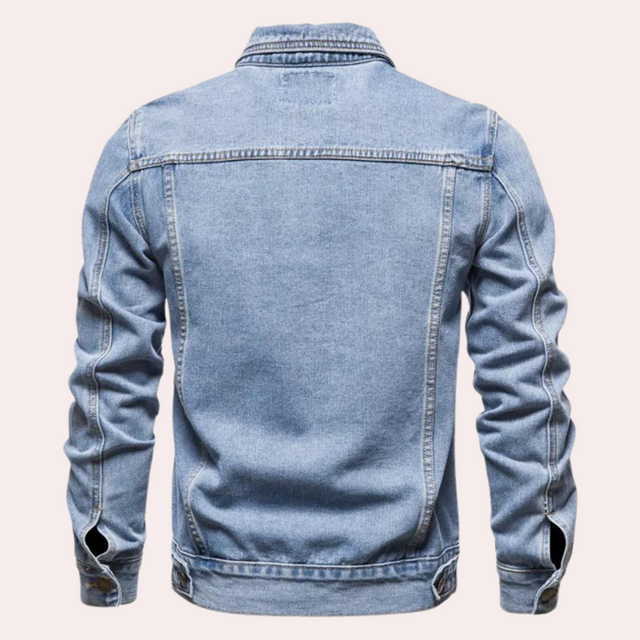 Lichtblauw denim jack voor heren, achteraanzicht. Stijlvolle spijkerjas met lange mouwen, ideaal voor casual mode en trendy outfits.