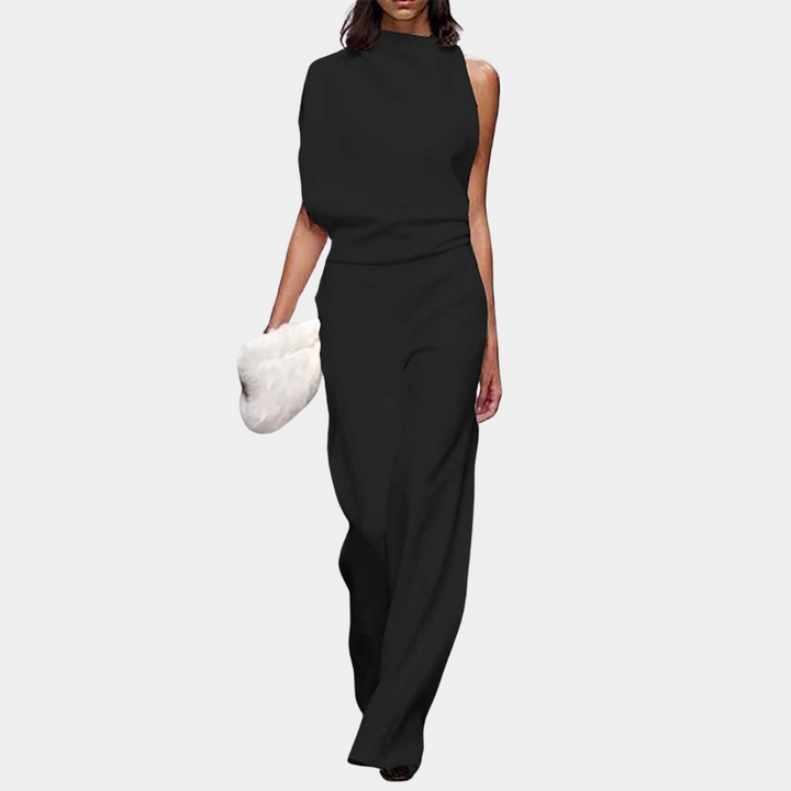 Vrouw in elegante zwarte jumpsuit met asymmetrische halslijn, draagt witte clutch. Mode, dameskleding, avondkleding, chique outfit.