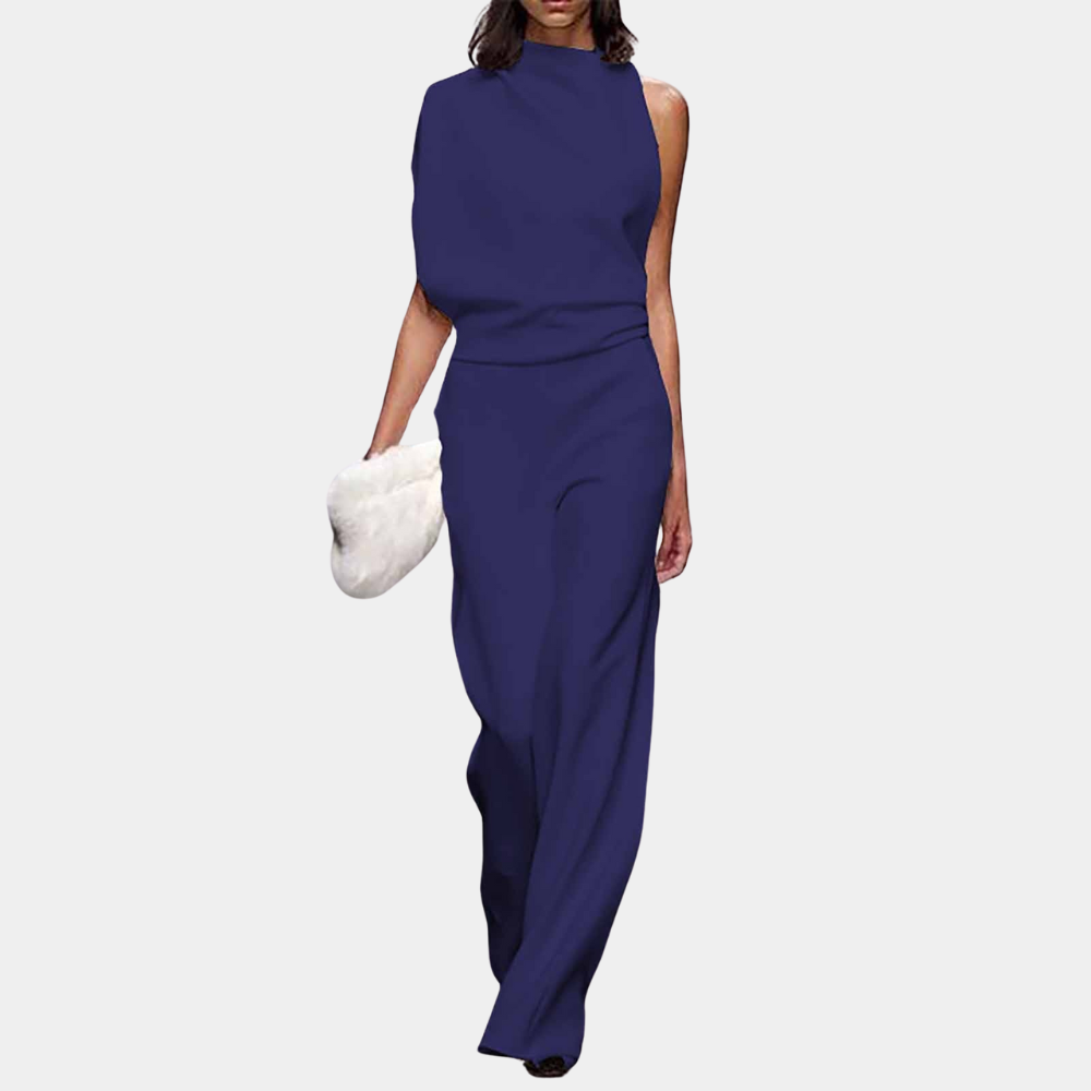 Vrouw in elegante, mouwloze donkerblauwe jumpsuit met asymmetrisch ontwerp, draagt witte clutch. Mode, avondkleding, stijlvolle outfit.
