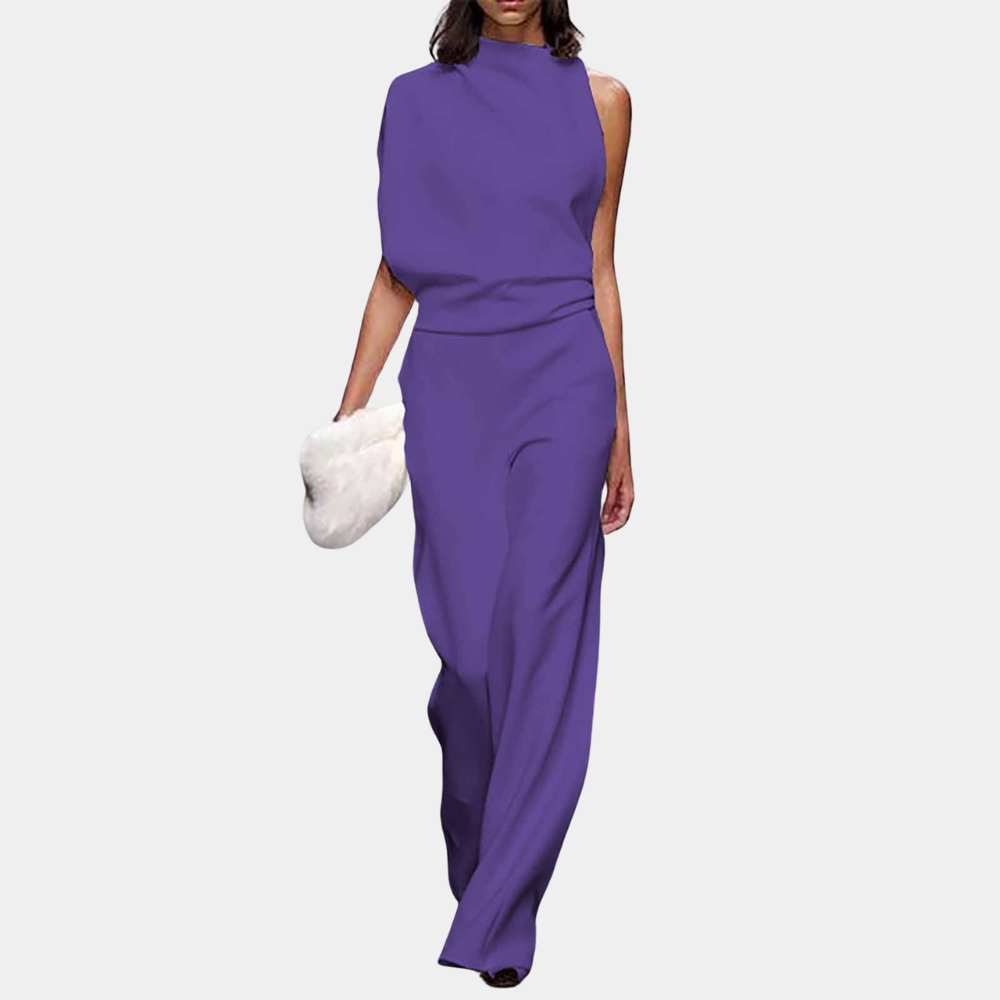 Paarse asymmetrische damesjurk met hoge hals en wijde pijpen, gecombineerd met een witte clutch. Elegante avondmode, trendy en stijlvol.