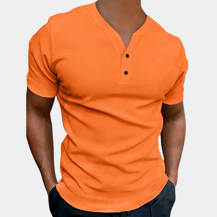 Oranje heren T-shirt met korte mouwen en knoopsluiting, casual stijl, perfect voor zomermode. Comfortabel en trendy kledingstuk.