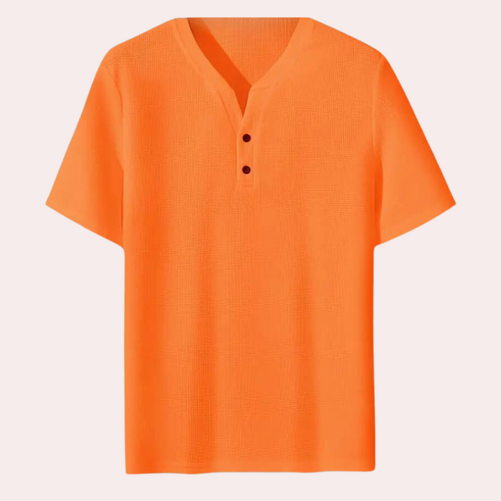 Oranje heren T-shirt met V-hals en drie knopen, gemaakt van ademende stof. Perfect voor casual zomeroutfits. Beschikbaar in diverse maten.