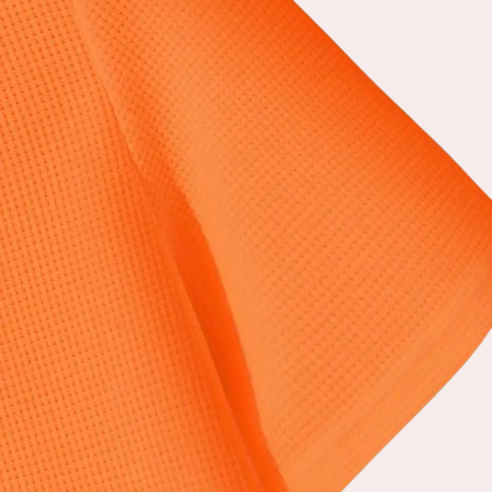 Oranje stof met textuur, close-up. Ideaal voor modeontwerp, interieurdecoratie. Hoogwaardige textiel, levendige kleur, veelzijdig gebruik.