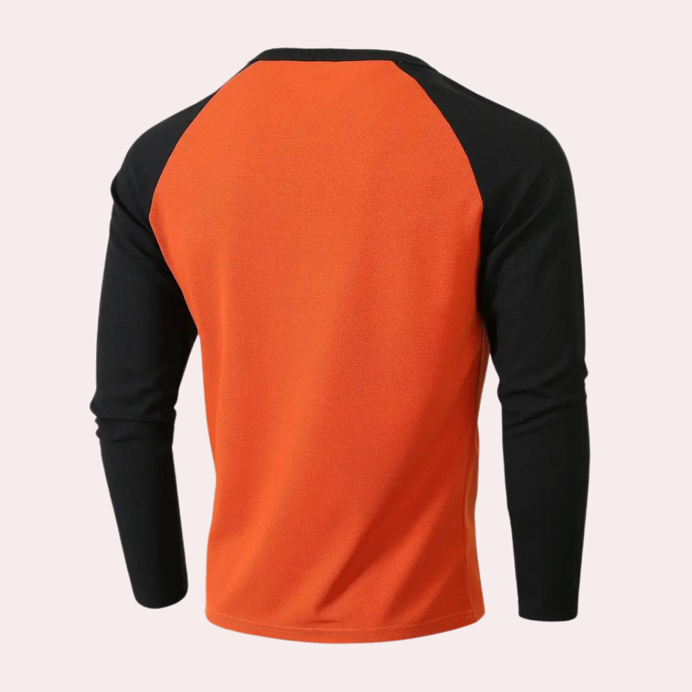 Oranje en zwart heren sportshirt met lange mouwen, raglanstijl. Ideaal voor hardlopen en fitness. Comfortabel en ademend materiaal.