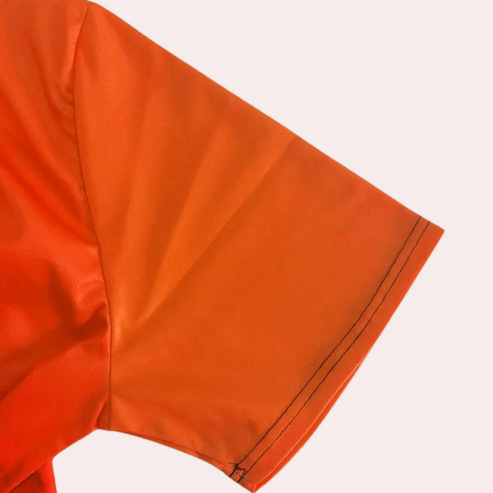 Oranje T-shirt mouw, polyester stof, close-up. Perfect voor sportkleding, ademend en duurzaam. Ideaal voor actieve en casual outfits.