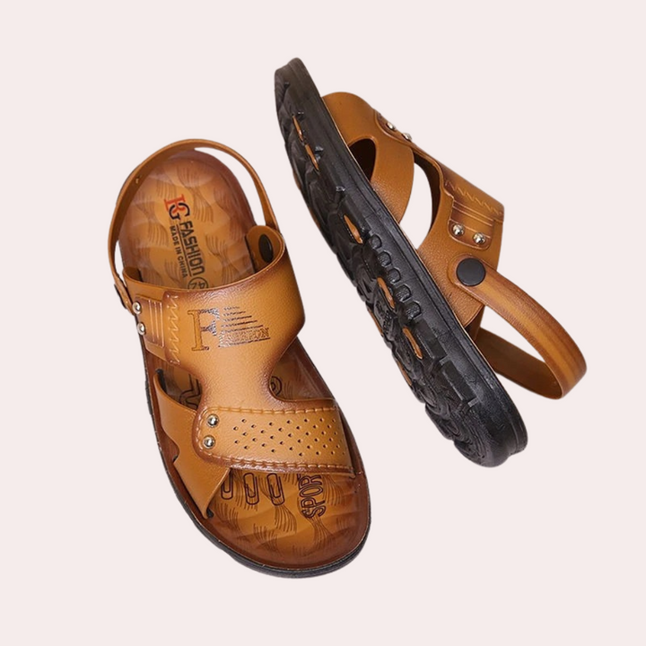 Bruine leren sandalen met open teen en verstelbare bandjes, antislipzool. Comfortabele herensandalen voor zomer, strand of casual gebruik.