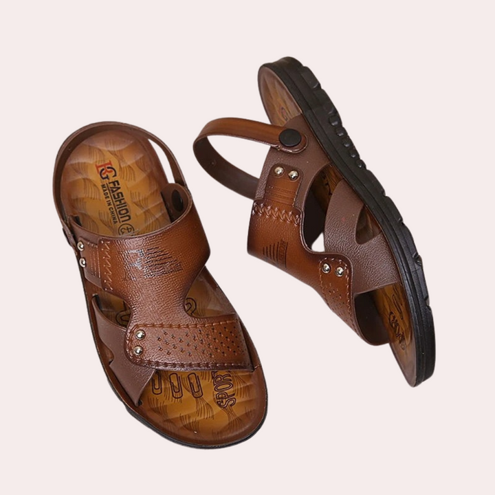 Donkerbruine leren sandalen voor heren, open teen, verstelbare riem, antislip zool. Comfortabele zomerschoenen, casual stijl.