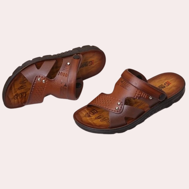 Donkerbruine leren sandalen voor heren met verstelbare bandjes en comfortabele zool, ideaal voor casual zomeroutfits en dagelijks gebruik.