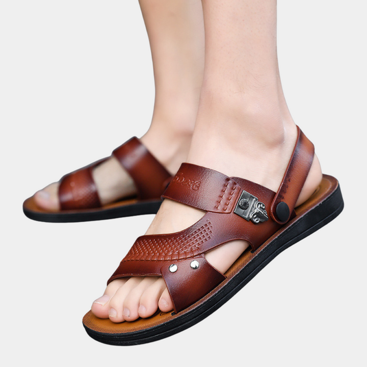 Bruine leren sandalen voor heren met gespsluiting en metalen details, comfortabele zool, ideaal voor casual zomeroutfits.