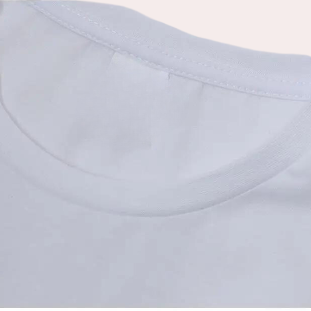 Witte katoenen T-shirt kraag close-up, ronde hals, hoogwaardige stof, casual mode, uniseks kleding, comfortabele pasvorm.
