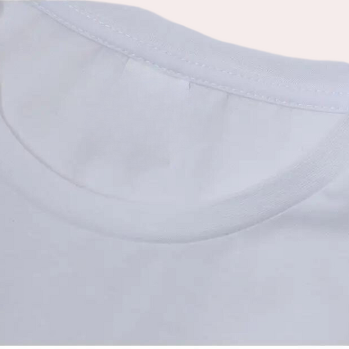 Witte katoenen T-shirt kraag close-up, ronde hals, hoogwaardige stof, casual mode, uniseks kleding, comfortabele pasvorm.