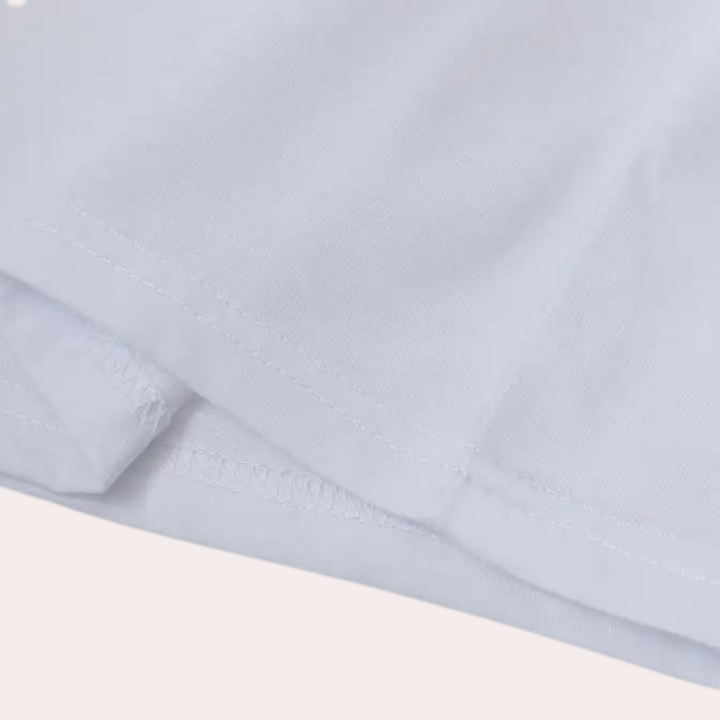 Witte katoenen T-shirt zoom, close-up. Hoogwaardige stof, naadloze afwerking. Perfect voor casual mode, ademend en comfortabel.