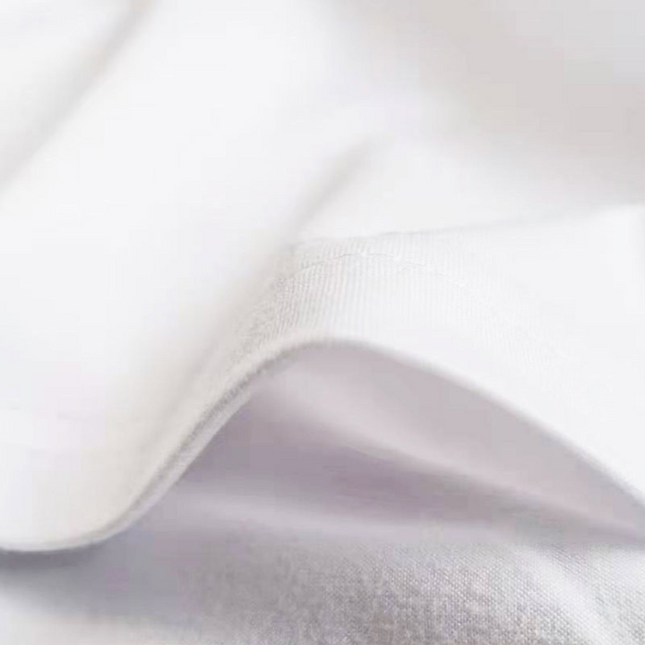 Witte katoenen stof close-up, zachte textuur, hoogwaardige textielmaterialen, geschikt voor kleding en interieurdecoratie.