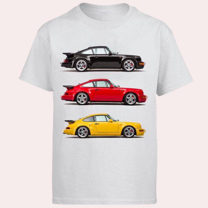 Wit T-shirt met drie klassieke sportauto's in zwart, rood en geel. Perfect voor autoliefhebbers. Comfortabel en stijlvol design.