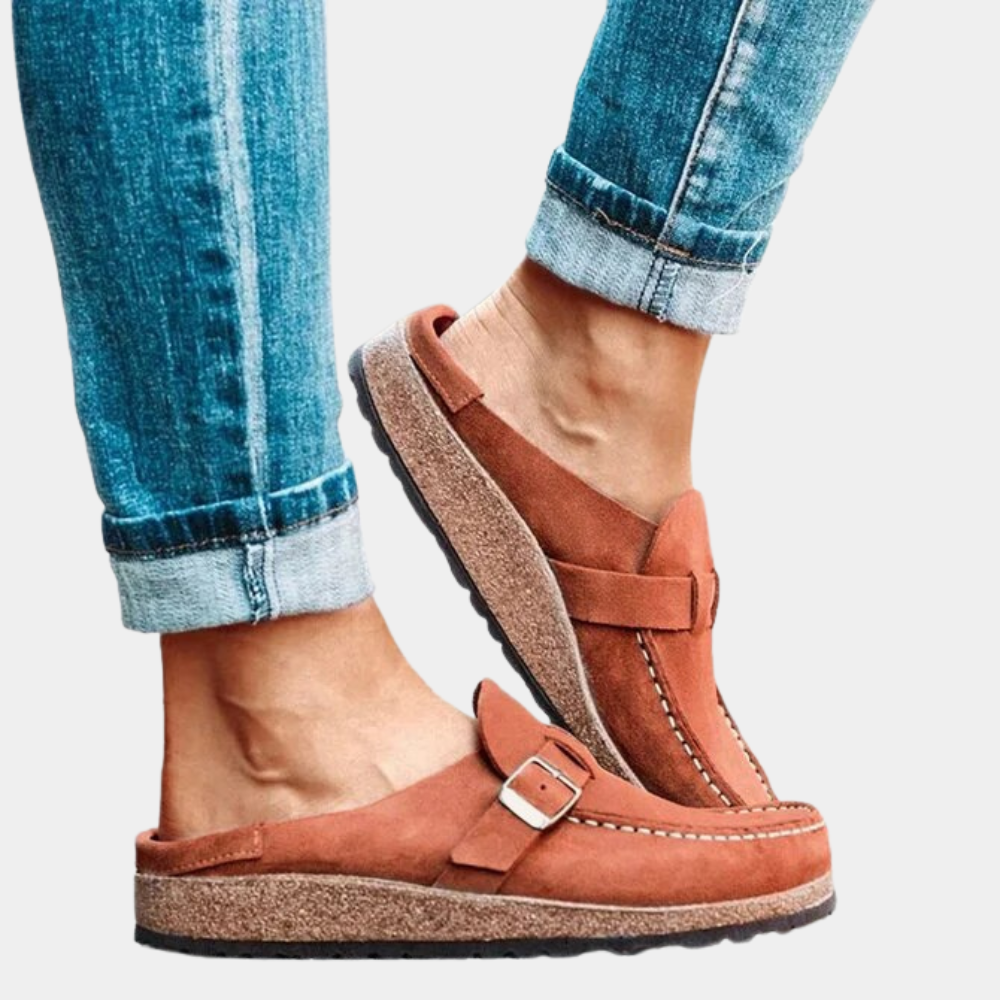 Oranje suède instappers met gesp, comfortabele kurkzool, gedragen met opgerolde jeans. Stijlvolle damesloafers voor dagelijks gebruik.