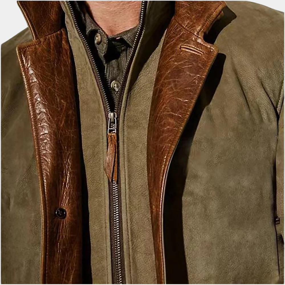 Khaki jas met bruine leren kraag en ritssluiting, stijlvolle herenkleding, outdoor mode, hoogwaardige materialen, herfst- en winterstijl.