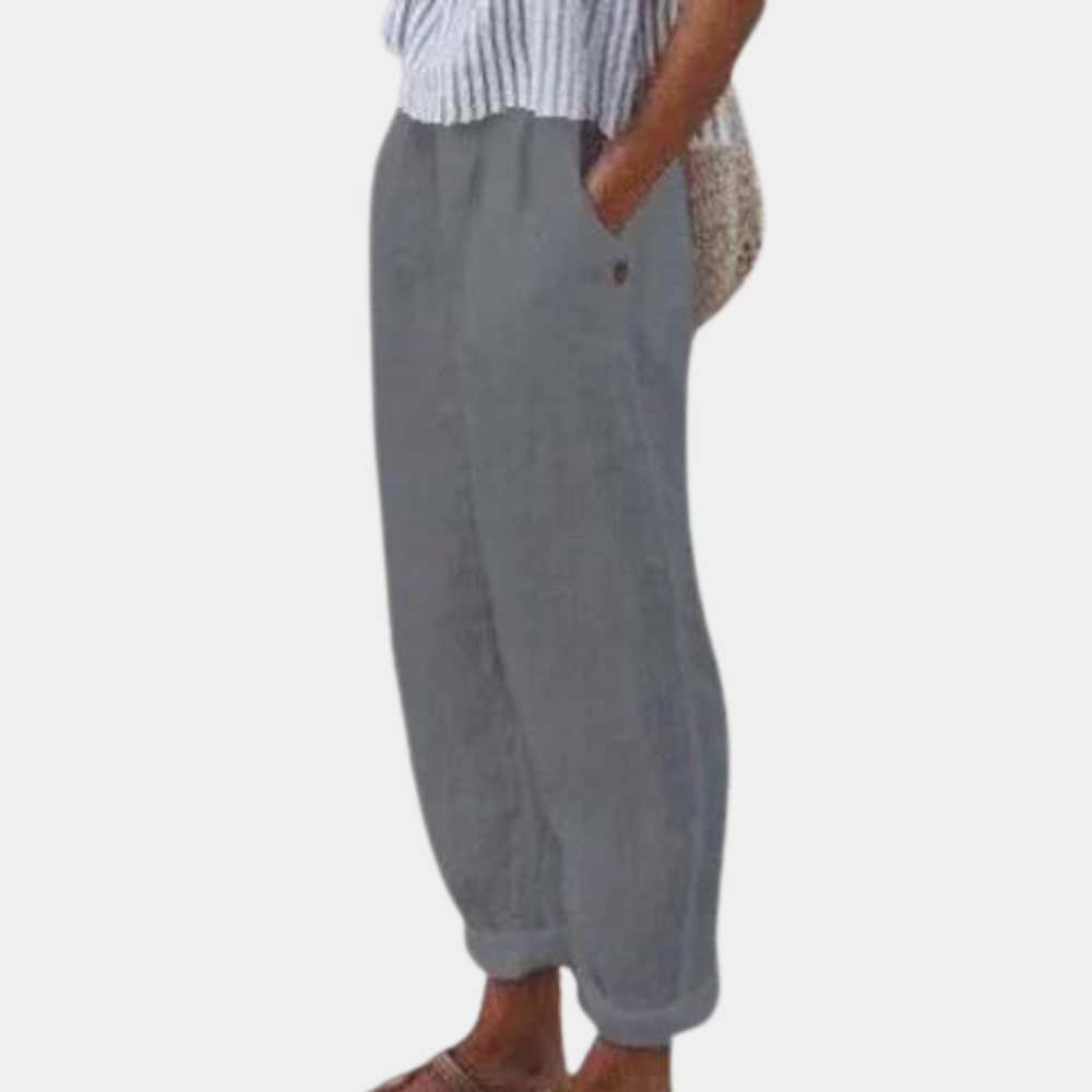 Grijze linnen broek voor dames, casual en comfortabel, met elastische tailleband en zakken. Perfect voor zomerse outfits en stranddagen.