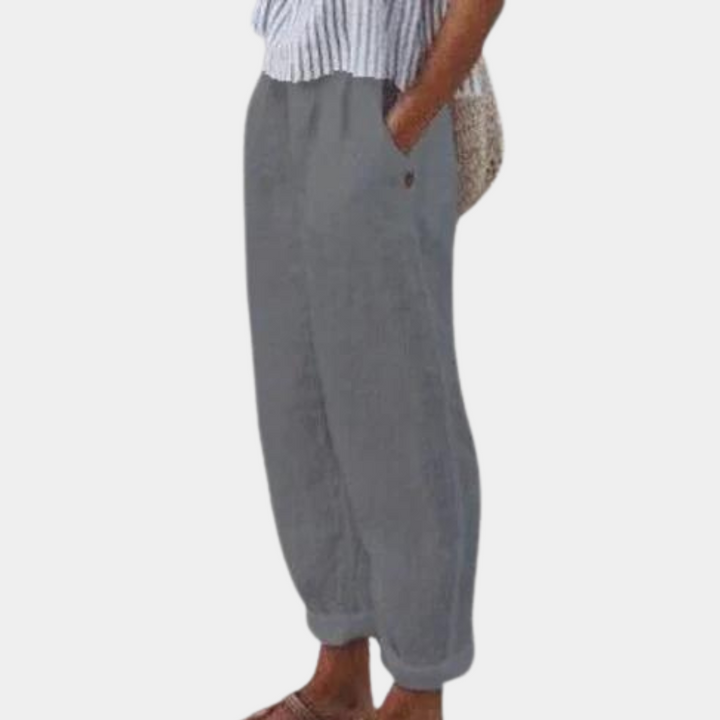 Grijze linnen broek voor dames, casual en comfortabel, met elastische tailleband en zakken. Perfect voor zomerse outfits en stranddagen.