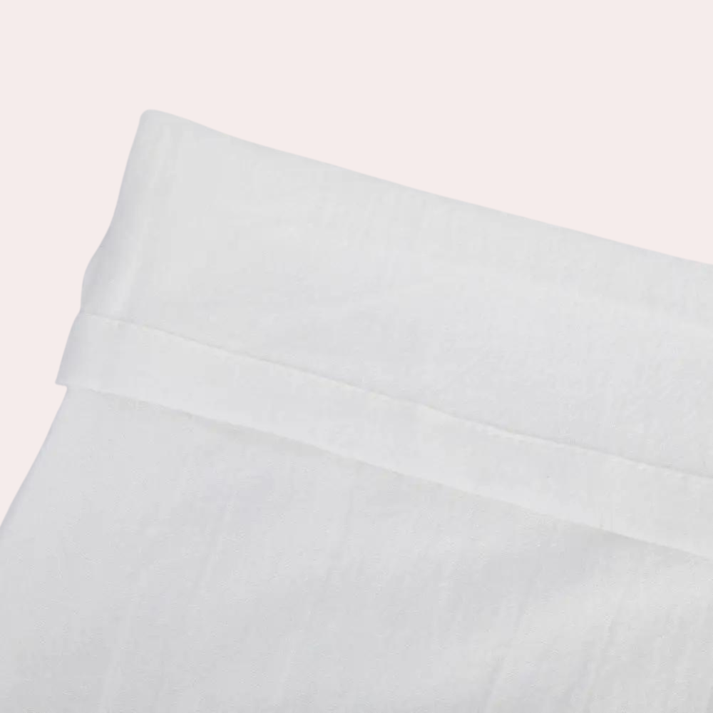 Witte linnen kussensloop, luxe beddengoed, duurzaam en ademend materiaal, geschikt voor een stijlvolle en comfortabele slaapkamerinrichting.