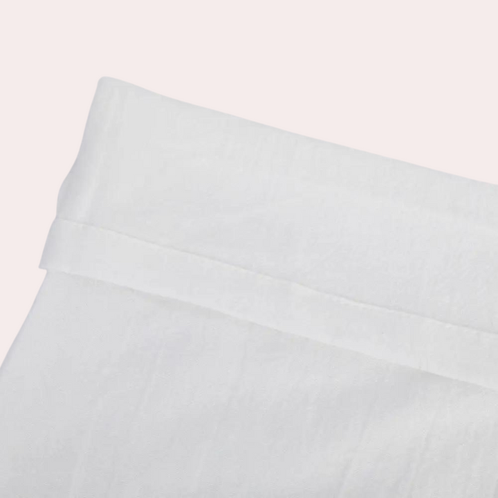 Witte linnen kussensloop, luxe beddengoed, duurzaam en ademend materiaal, geschikt voor een stijlvolle en comfortabele slaapkamerinrichting.