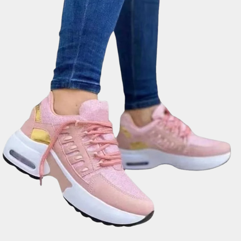Roze dames sneakers met dikke zool, gouden accenten en veters. Comfortabele sportschoenen voor dagelijks gebruik. Trendy en stijlvol design.