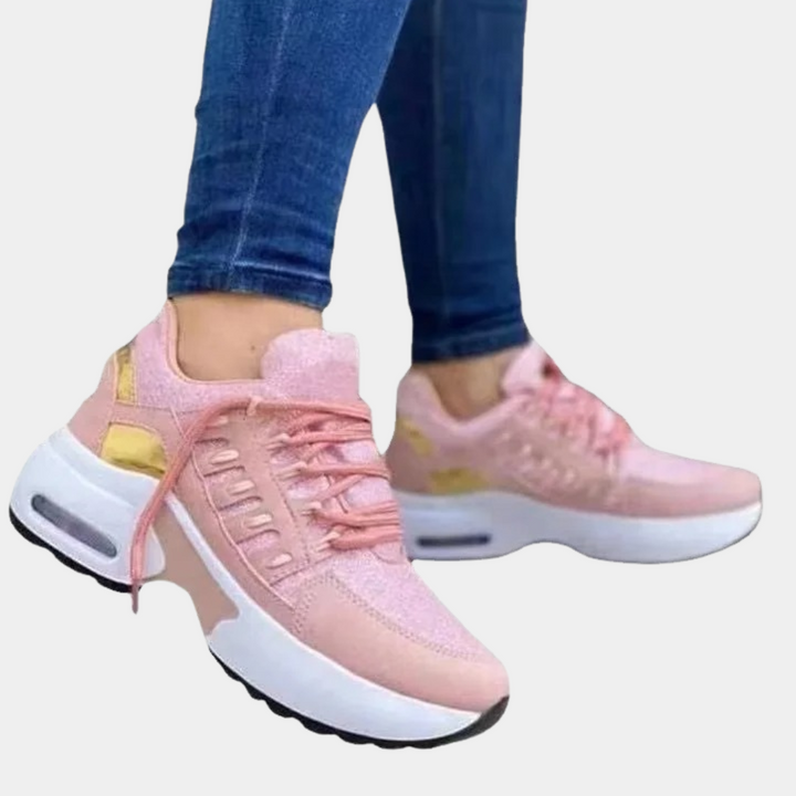 Roze dames sneakers met dikke zool, gouden accenten en veters. Comfortabele sportschoenen voor dagelijks gebruik. Trendy en stijlvol design.