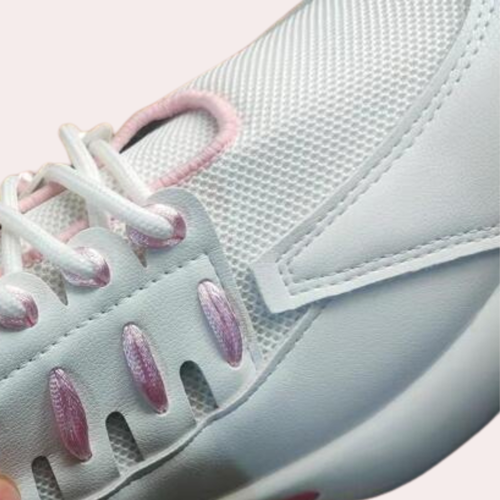Witte sportschoen met roze accenten, mesh bovenwerk en stevige zool. Moderne sneaker voor dames, ideaal voor hardlopen en casual gebruik.