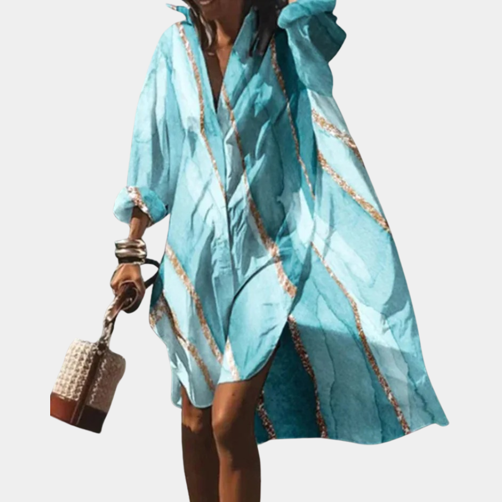 Vrouw in turquoise zomerjurk met strepen, draagt een handtas. Modieuze dameskleding, casual strandstijl, trendy accessoires.