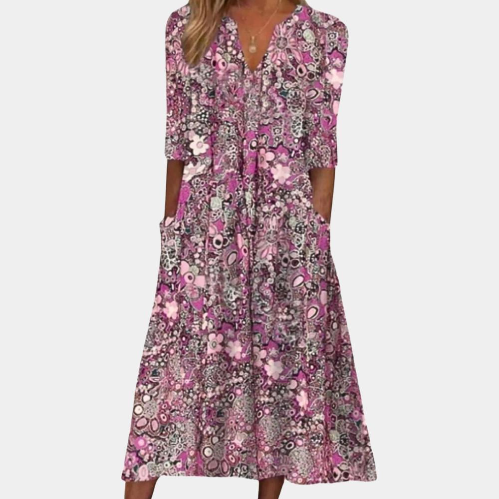 Paarse bloemenjurk met V-hals en driekwart mouwen, casual damesmode, bohemian stijl, comfortabele pasvorm, ideaal voor lente en zomer.