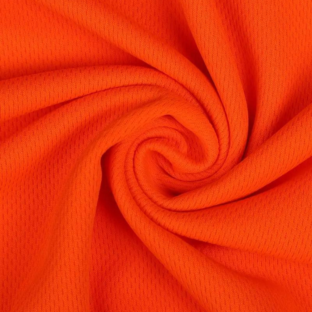 Felrood ademend sportstof, close-up van textuur en plooien, ideaal voor sportkleding en actieve kleding. Hoogwaardige polyester stof.