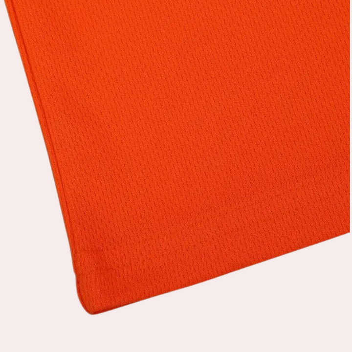 Oranje katoenen T-shirt stof, close-up textuur. Perfect voor mode, casual kleding, ademend en comfortabel. Ideaal voor zomerse outfits.