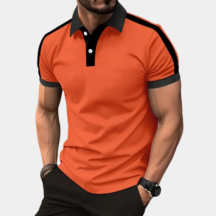 Oranje herenpolo met zwarte kraag en schouderstrepen, korte mouwen, knoopsluiting, casual stijl. Perfect voor modieuze, sportieve looks.