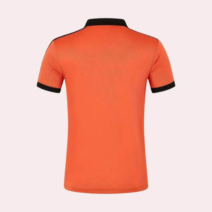 Oranje poloshirt met zwarte kraag en schouderdetails, korte mouwen, sportief design. Perfect voor casual en sportieve gelegenheden.