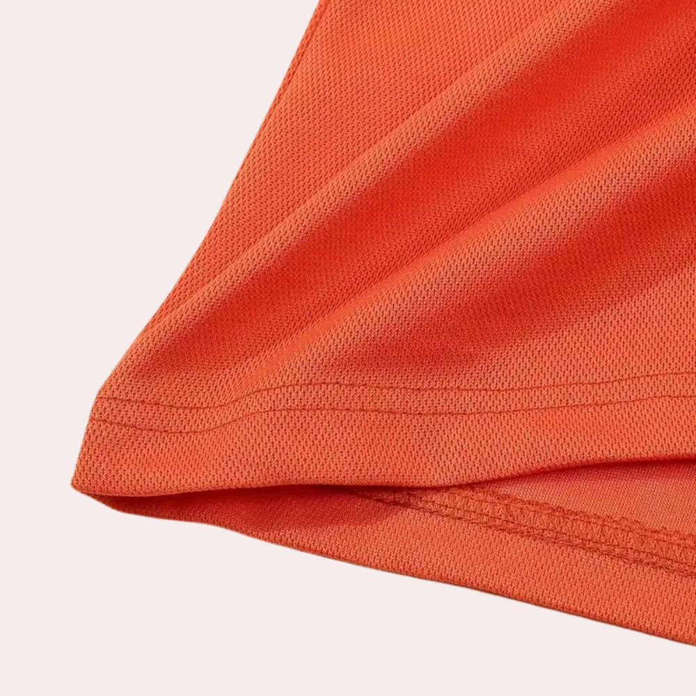 Oranje sportshirt stof close-up, ademend mesh materiaal, naad detail, comfortabele sportkleding, hoogwaardige kwaliteit, modetrend.