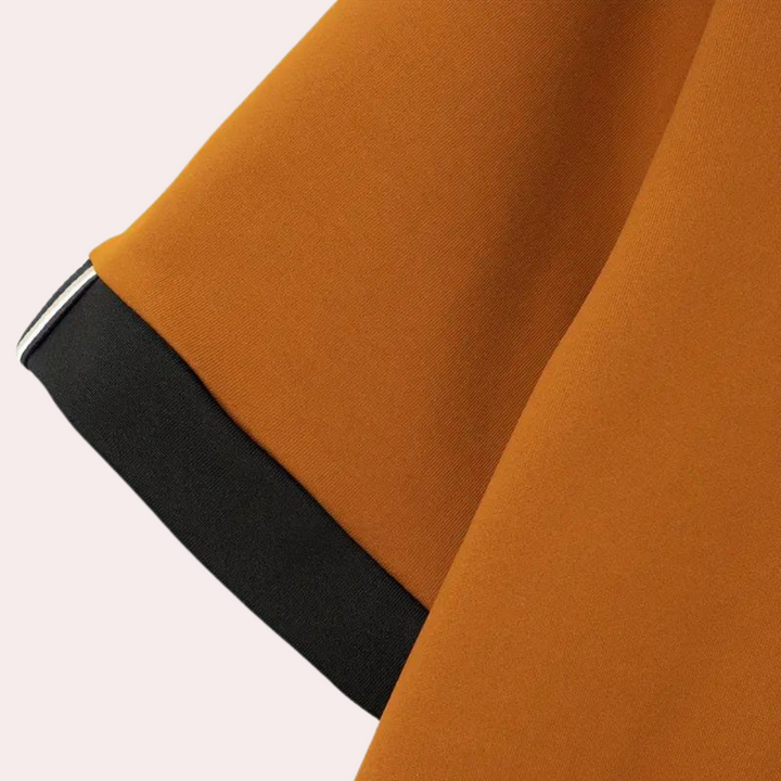 Oranje katoenen T-shirt mouw met zwarte zoom, Cathan design. Hoogwaardige stof, modieuze kleding, comfortabele pasvorm, trendy stijl.