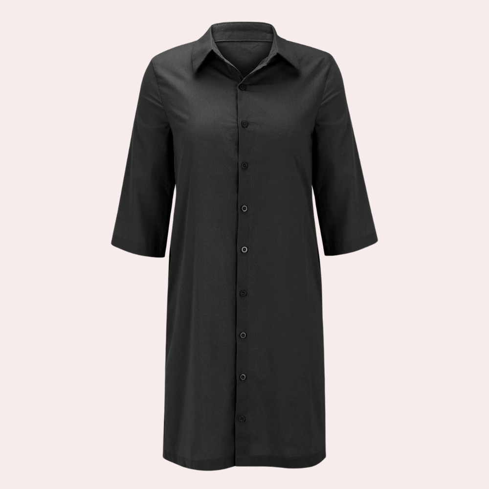 Zwarte damesjurk met driekwart mouwen en knoopsluiting, ideaal voor casual en zakelijke outfits. Stijlvolle en veelzijdige kleding voor elke gelegenheid.