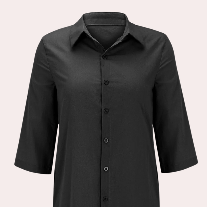 Zwarte damesblouse met driekwart mouwen en knoopsluiting, ideaal voor zakelijke en casual outfits. Stijlvolle en veelzijdige kledingoptie.