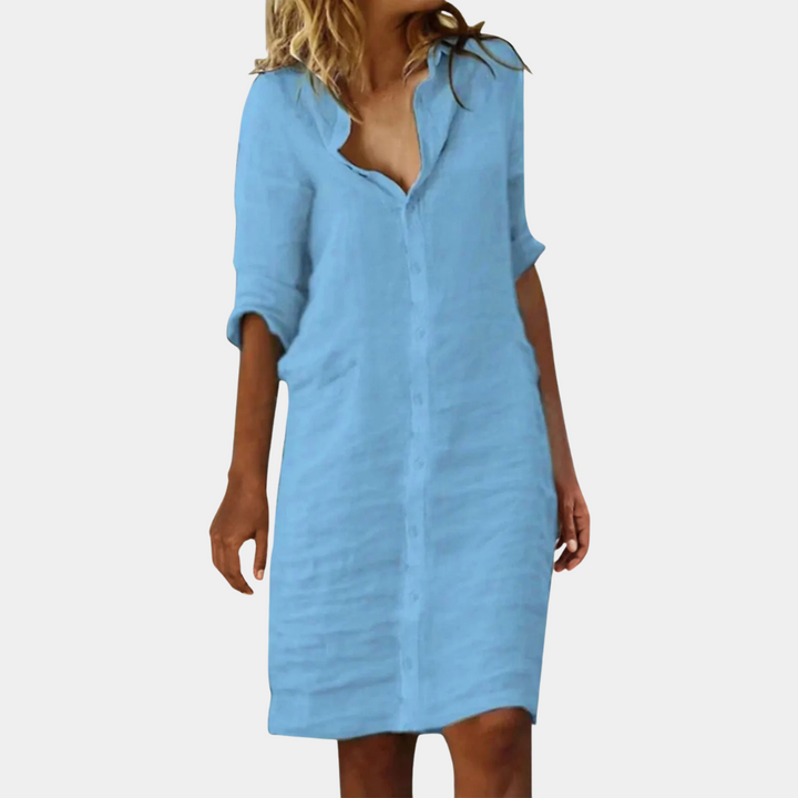 Lichtblauwe linnen jurk met knoopsluiting en driekwart mouwen, casual zomerjurk voor dames, ideaal voor strand- of dagelijkse outfits.