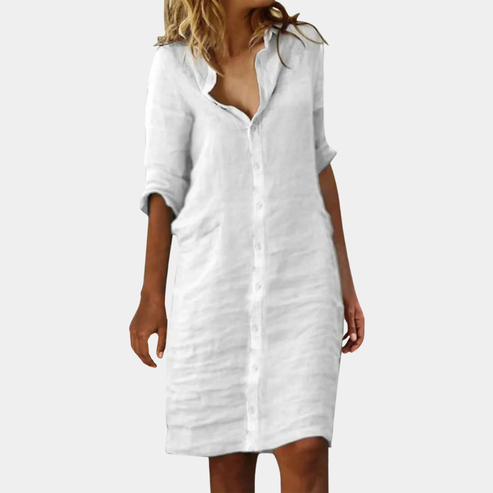 Witte linnen damesjurk met knoopsluiting, driekwart mouwen en losse pasvorm. Perfect voor zomerse casual outfits en strandkleding.