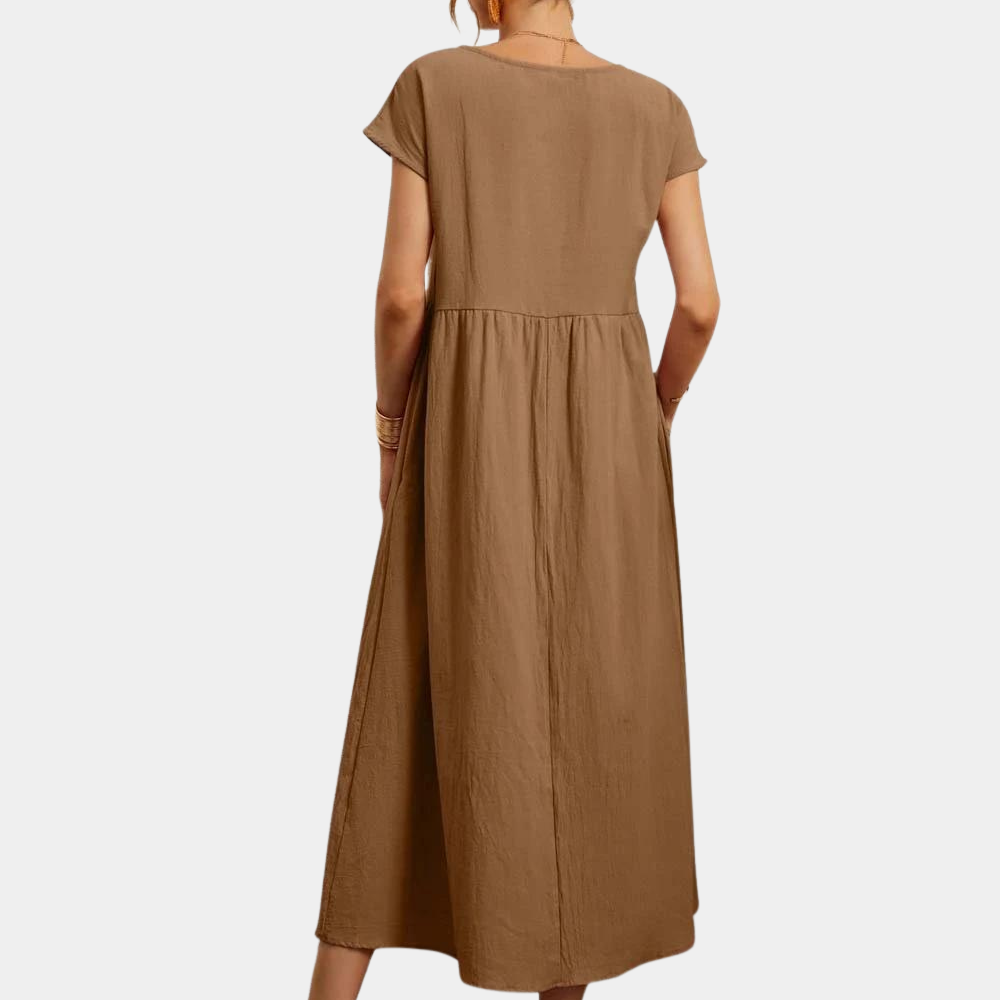 Bruine maxi-jurk met korte mouwen, gemaakt van lichtgewicht stof. Ideaal voor casual zomeroutfits. Comfortabele pasvorm en elegante uitstraling.