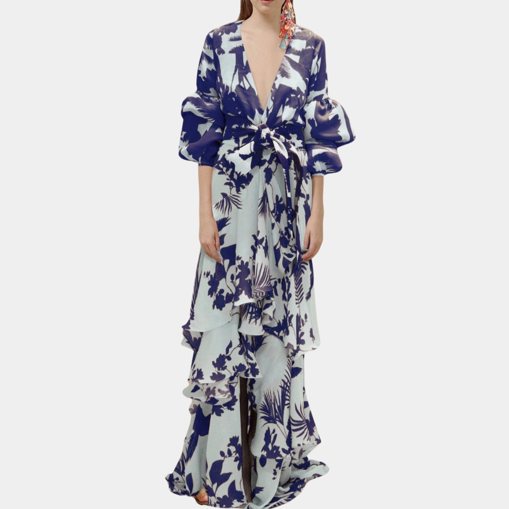 Blauwe en witte bloemenjurk met diepe V-hals en pofmouwen, elegante lange rok, perfect voor zomerse evenementen en modieuze gelegenheden.