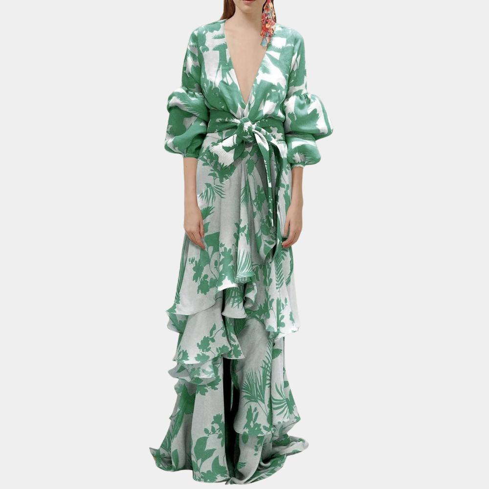 Lange groene jurk met tropische print, diepe V-hals en pofmouwen. Perfect voor zomerfeesten. Elegante damesmode, trendy design.