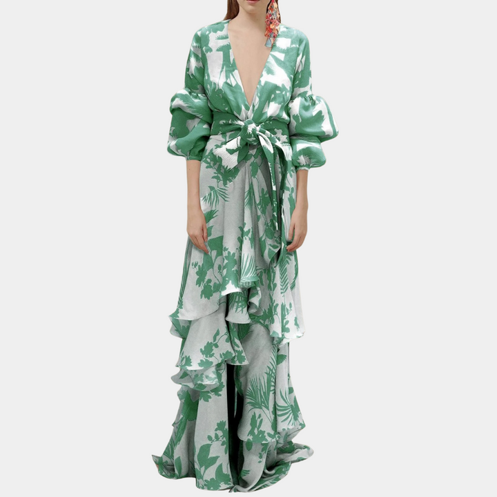 Lange groene jurk met tropische print, diepe V-hals en pofmouwen. Perfect voor zomerfeesten. Elegante damesmode, trendy design.