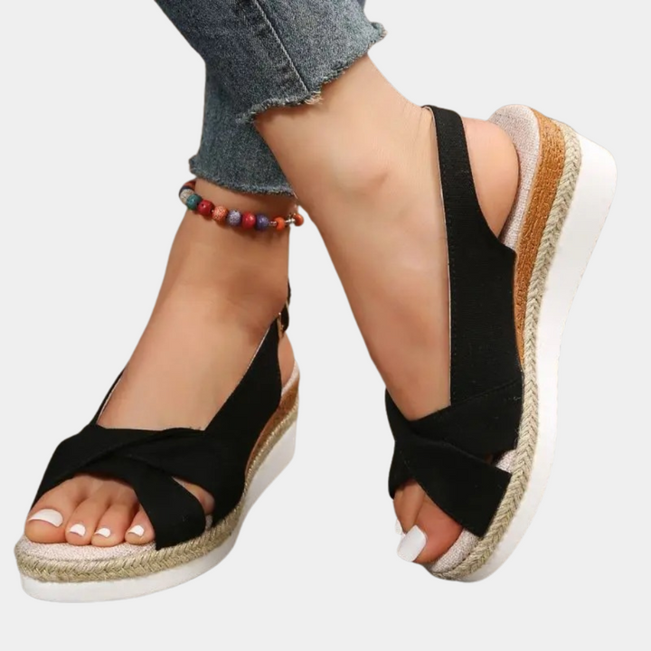 Zwarte dames espadrille sandalen met sleehak, open teen en gevlochten zool. Perfect voor zomerse outfits. Comfortabele en stijlvolle schoenen.