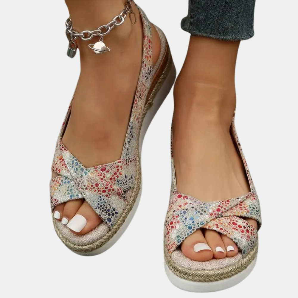 Dames espadrilles met open teen, multicolor bloemenprint, gevlochten zool, zilveren enkelbandje. Perfect voor zomerse casual outfits.