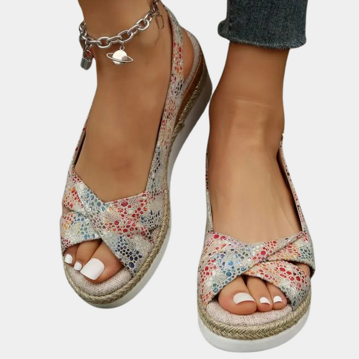 Dames espadrilles met open teen, multicolor bloemenprint, gevlochten zool, zilveren enkelbandje. Perfect voor zomerse casual outfits.